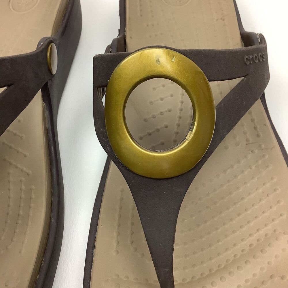 Crocs Sanrah Brown Gold Circle Accent Flip Flop Thong Sandals Women 9 Low Wedge - Picture 10 of 14